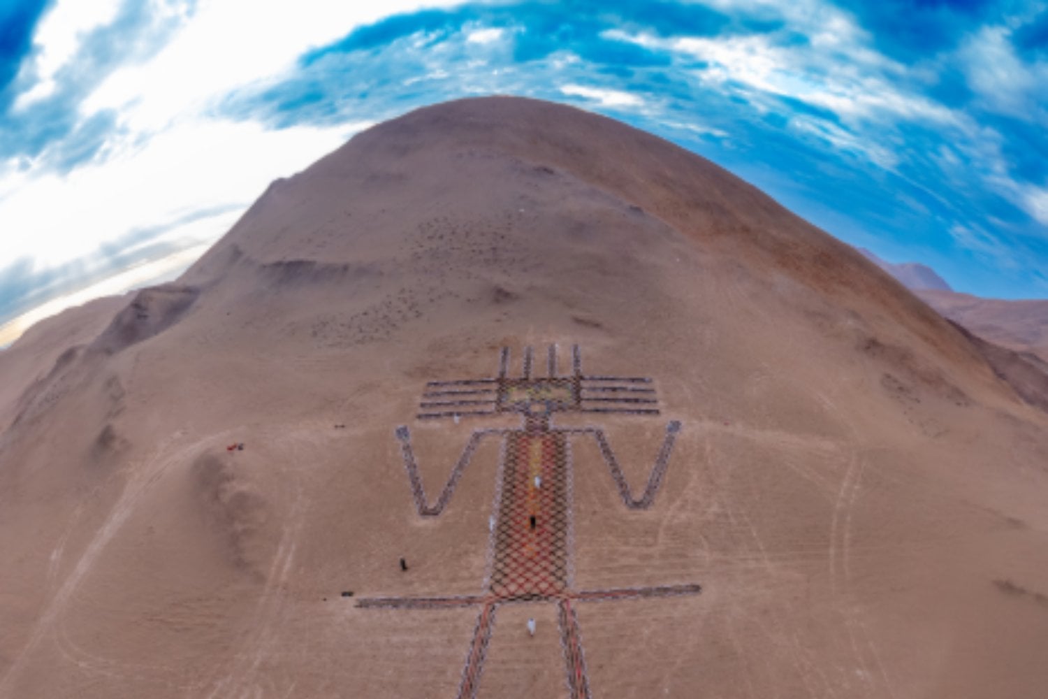 Recrearon al Gigante de Atacama con ropa desechada. Una obra de 86 metros que enfrenta pasado ancestral y consumo moderno