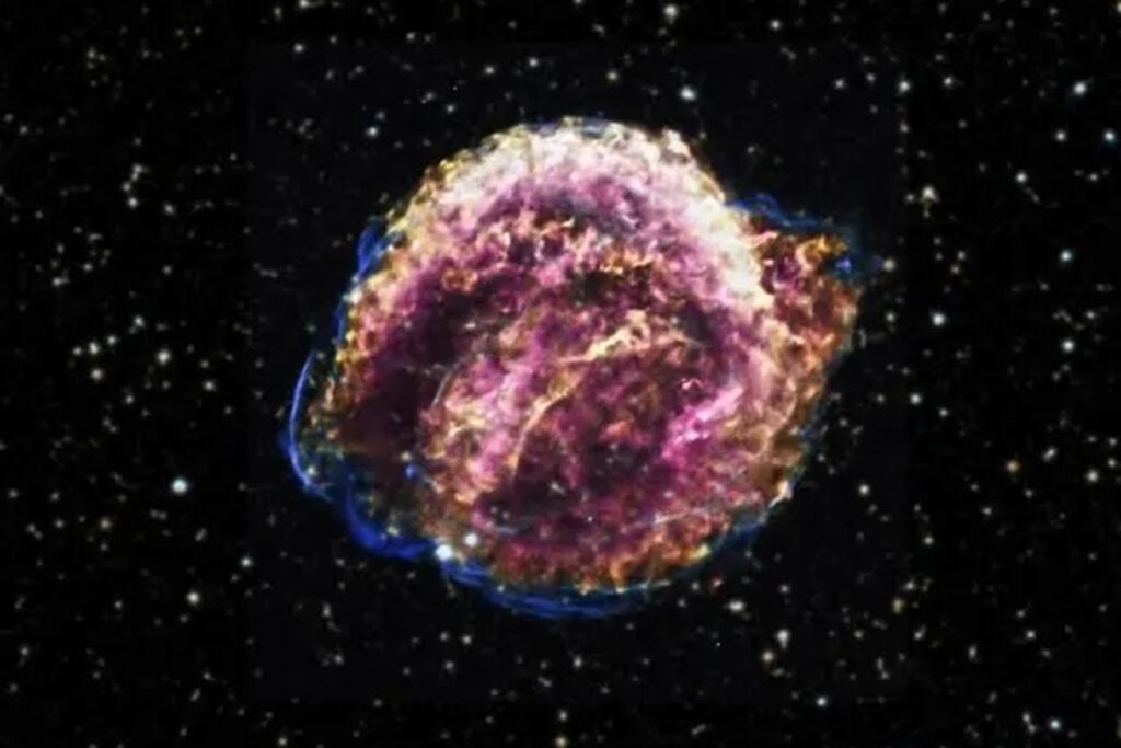 La estrella que se veía de día sigue expandiéndose en el espacio. Así se ve la supernova de Kepler tras 25 años de observación
