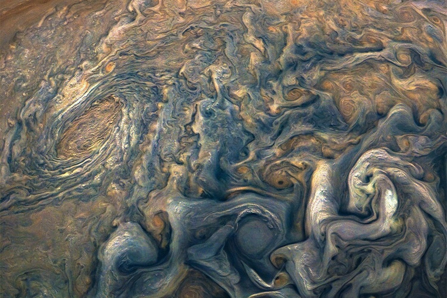 Juno se acerca a Júpiter y lo que ve no encaja con la imagen clásica. Tormentas del tamaño de continentes y un campo magnético que no se comporta como debería