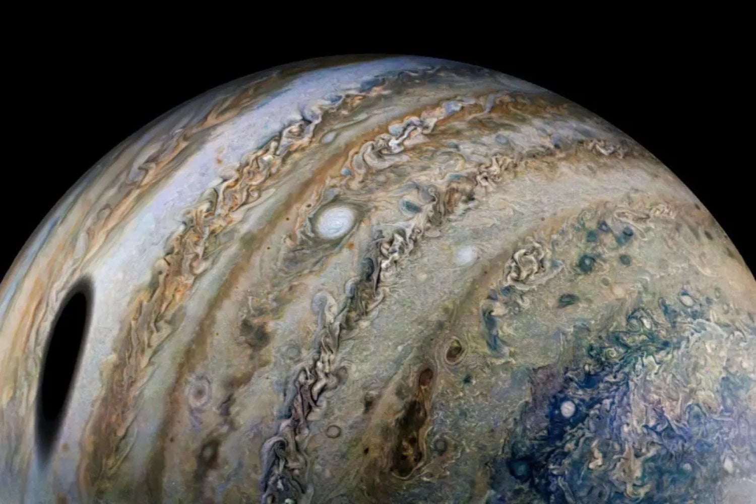 Juno se acerca a Júpiter y lo que ve no encaja con la imagen clásica. Tormentas del tamaño de continentes y un campo magnético que no se comporta como debería