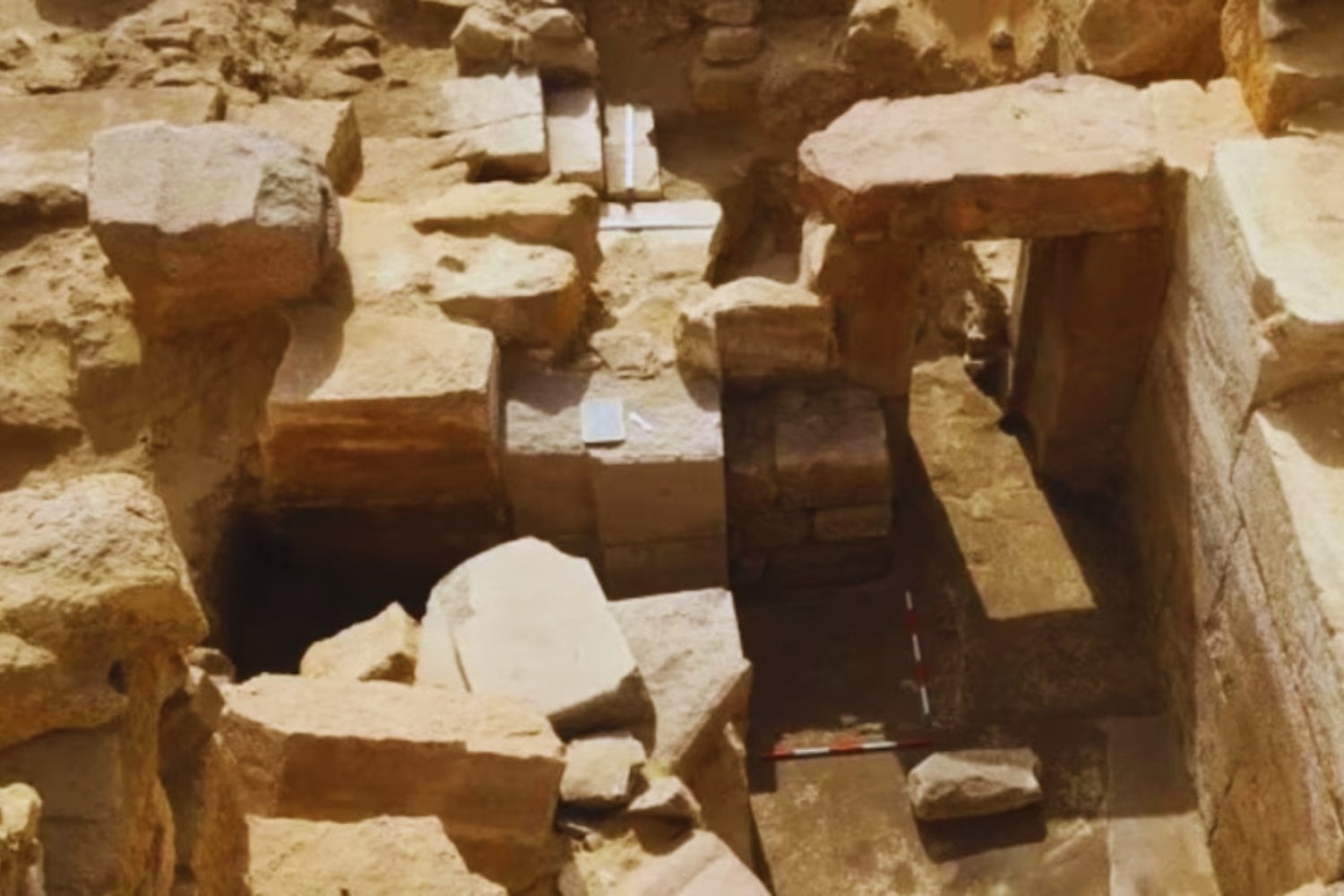 Un templo dedicado al Sol llevaba más de 4.500 años oculto bajo la arena. El hallazgo que cambia lo que sabíamos del Egipto antiguo