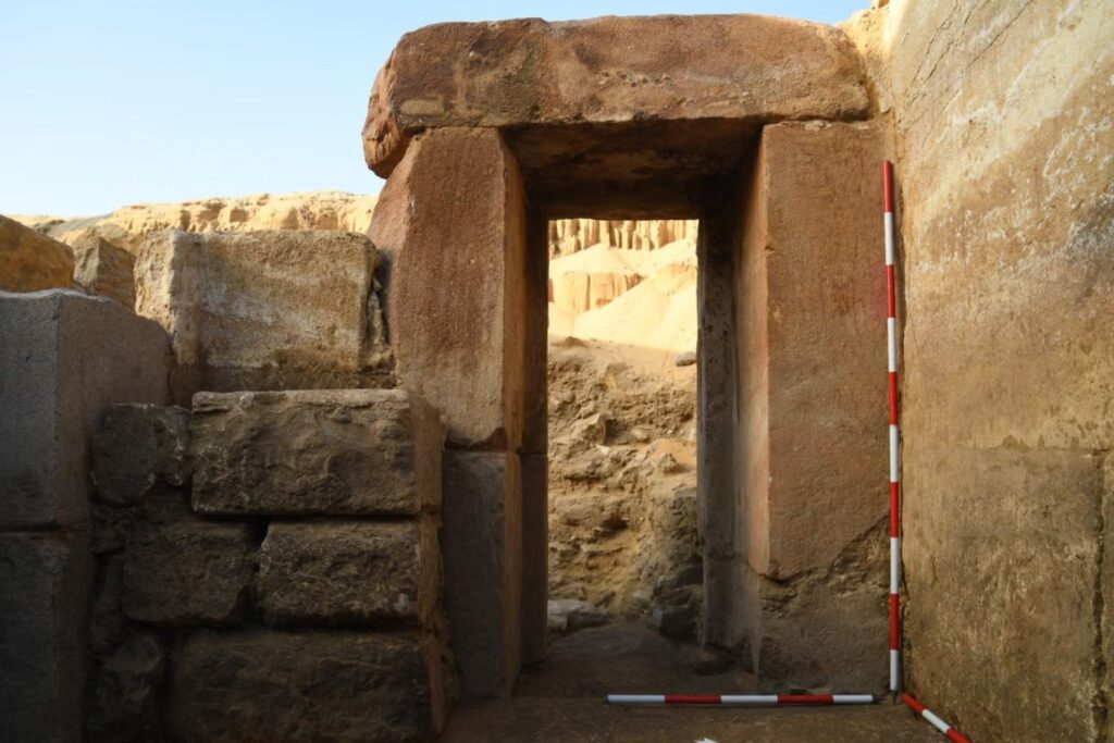 Un templo dedicado al Sol llevaba más de 4.500 años oculto bajo la arena. El hallazgo que cambia lo que sabíamos del Egipto antiguo