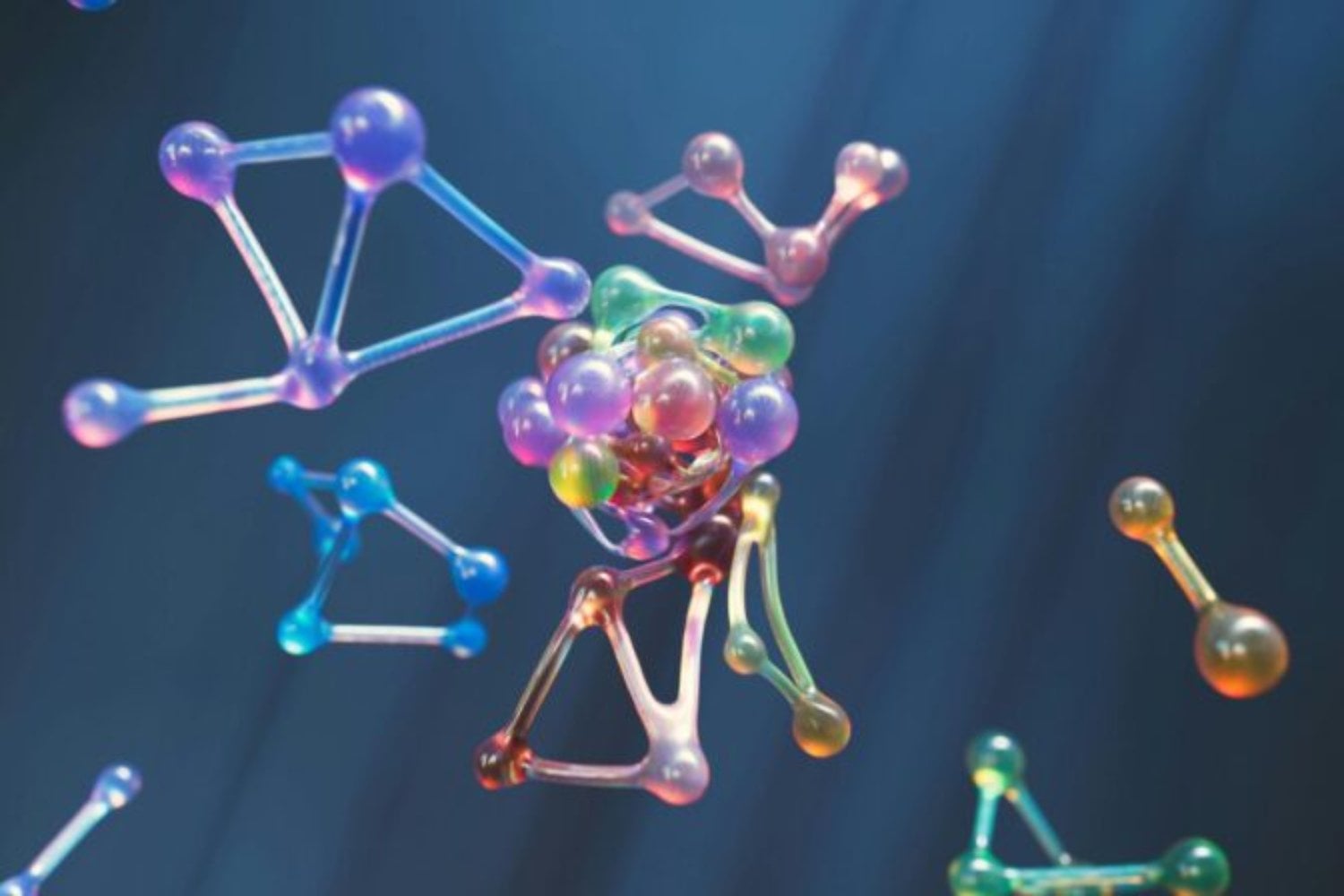 La ciencia creía que la genética influía poco en cuánto vivimos. Un estudio internacional con gemelos sugiere que explica más de la mitad de nuestra longevidad Extracto Durante décadas se pensó que el entorno y los hábitos pesaban mucho más que el ADN en la esperanza de vida. Un nuevo análisis con datos de gemelos de tres países apunta a lo contrario: la genética podría explicar hasta el 55% de cuánto vivimos. La pregunta lleva años flotando en la ciencia y también en la vida cotidiana: ¿vivimos más por lo que hacemos o por lo que heredamos? La respuesta nunca fue sencilla. Dieta, ejercicio, nivel socioeconómico, acceso a la salud y azar parecían explicar gran parte de la diferencia entre quienes alcanzan edades avanzadas y quienes no. La genética, según la mayoría de los estudios, jugaba un papel secundario. Ese equilibrio acaba de cambiar. Un nuevo trabajo publicado en Science sugiere que la herencia podría tener un peso mucho mayor del que se creía en la duración de la vida humana. Gemelos, datos masivos y una idea distinta El estudio fue liderado por Ben Shenhar, del Instituto Weizmann de Ciencias, en colaboración con investigadores de Dinamarca. Para abordarlo, el equipo recurrió a uno de los modelos más sólidos en investigación genética: el análisis de gemelos. Los científicos trabajaron con grandes cohortes de hermanos gemelos de Dinamarca, Suecia y Estados Unidos, combinando esos registros con modelos matemáticos avanzados y simulaciones de mortalidad humana. El objetivo no era encontrar un “gen de la longevidad”, sino algo más complejo: separar qué muertes están ligadas al envejecimiento biológico y cuáles ocurren por causas externas. Dos tipos de mortalidad que suelen mezclarse La investigación distingue entre: mortalidad extrínseca, causada por factores externos como accidentes, infecciones o violencia mortalidad intrínseca, asociada al deterioro progresivo del organismo y al envejecimiento celular Según los autores, muchos estudios previos no separaban adecuadamente ambas categorías. Al incluir muertes accidentales en el análisis, el impacto real de la genética quedaba diluido. Cuando esas causas externas se ajustan estadísticamente, el panorama cambia de forma notable. El 55% que reescribe la discusión Tras aplicar los modelos, los investigadores concluyeron que la genética explica aproximadamente el 55% de la duración de la vida humana. Es más del doble de lo estimado hasta ahora. La depuración de los datos mostró que el ADN influye principalmente sobre la mortalidad intrínseca, es decir, sobre cómo envejecen los tejidos, cómo se acumulan los daños celulares y cómo responde el organismo al paso del tiempo. En palabras del propio estudio, una vez que se tiene en cuenta correctamente la mortalidad externa, la genética aparece como “la fuerza central del envejecimiento humano”. Qué cambia con este resultado El hallazgo tiene implicaciones profundas para la ciencia de la longevidad. Para las investigadoras Daniela Bakula y Morten Scheibye-Knudsen, este nuevo enfoque refuerza la necesidad de invertir esfuerzos a gran escala en identificar variantes genéticas asociadas a una vida más larga y saludable. Comprender esas diferencias podría ayudar a: mejorar la detección temprana de riesgos de envejecimiento acelerado desarrollar tratamientos dirigidos a vías biológicas concretas entender por qué algunas personas responden mejor que otras a ciertos fármacos La longevidad dejaría de ser un fenómeno casi impredecible para convertirse, al menos en parte, en un proceso biológico medible. Las advertencias: no todo está escrito en el ADN El estudio también ha despertado cautela entre otros expertos. Algunos recuerdan que la investigación no analiza genes específicos ni utiliza secuenciación genómica directa. Todo se basa en correlaciones estadísticas entre gemelos y modelos matemáticos. Jesús Adrián Álvarez, doctor en Salud Pública en Dinamarca, señala que la duración de la vida surge de una interacción constante entre genética, ambiente y azar. Factores como la exposición ambiental, la regulación epigenética y las decisiones cotidianas siguen desempeñando un papel fundamental, incluso en personas con una predisposición genética favorable. Una pieza más clara dentro de un sistema complejo El mensaje final no es que el destino esté escrito en el ADN. Pero sí que la genética podría tener un peso mucho mayor del que la ciencia le había atribuido hasta ahora. El entorno importa, los hábitos importan y la suerte también. Sin embargo, el reloj biológico interno parece marcar el ritmo con más fuerza de lo esperado. No podemos cambiar nuestros genes. Pero entender cómo influyen podría ser la clave para aprender, por fin, a envejecer mejor.