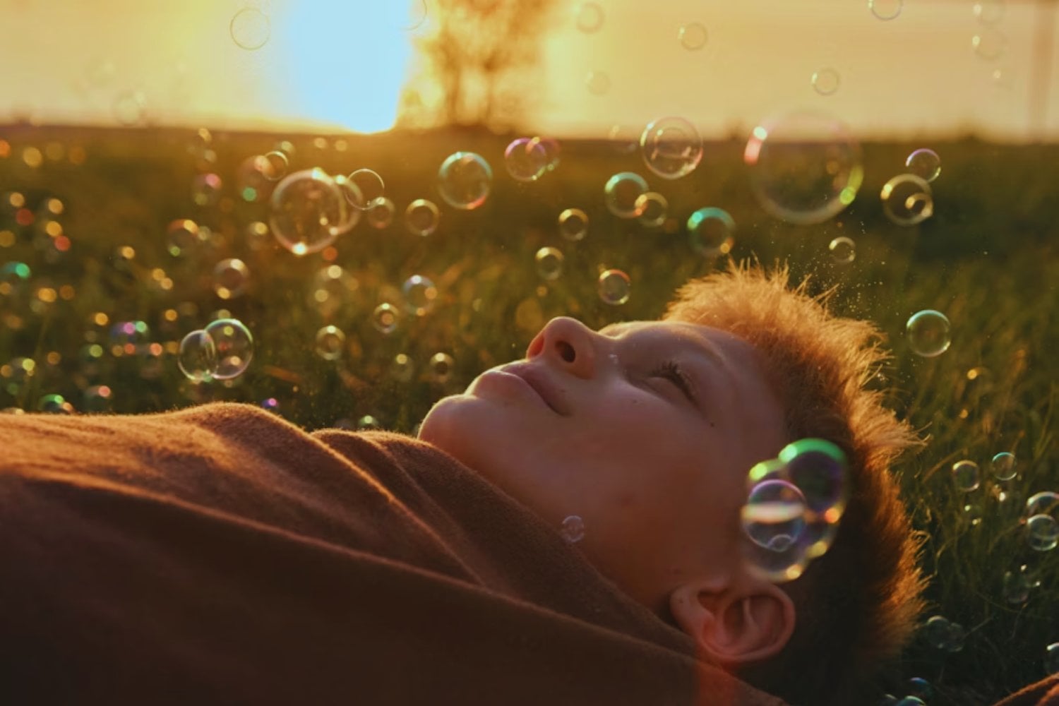 Crecimos creyendo que todo acaba bien. La psicología explica por qué esa idea nos está pasando factura en la vida adulta