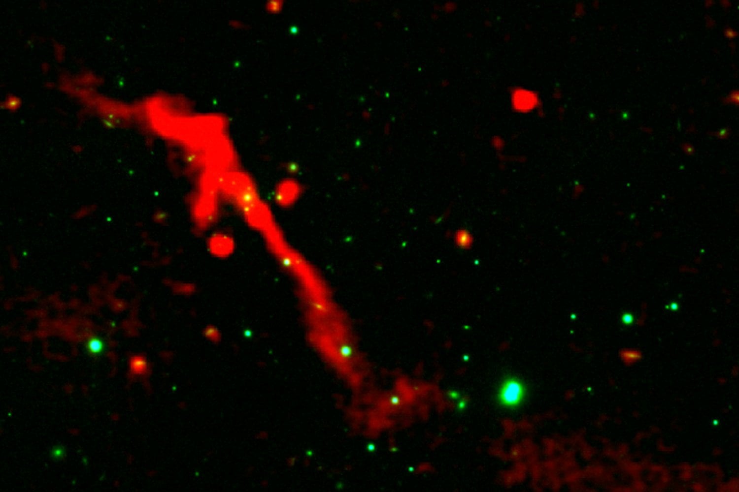 Un agujero negro ha despertado tras 100 millones de años de silencio. Y los científicos están viendo cómo cambia su galaxia en tiempo real