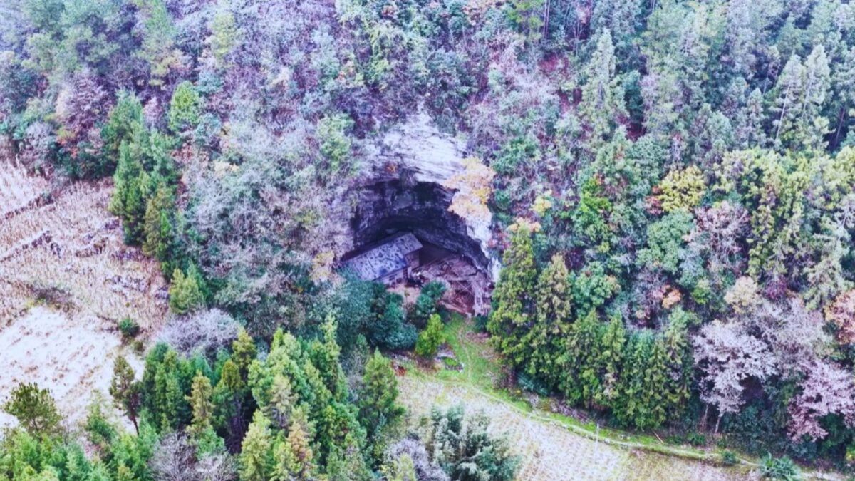 Este hombre vive solo dentro de una cueva en las montañas de China y no es una metáfora. Tiene su propia casa, agua, electricidad y no piensa volver a la vida normal