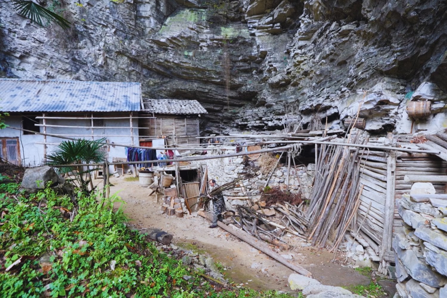 Este hombre vive solo dentro de una cueva en las montañas de China y no es una metáfora. Tiene su propia casa, agua, electricidad y no piensa volver a la vida normal