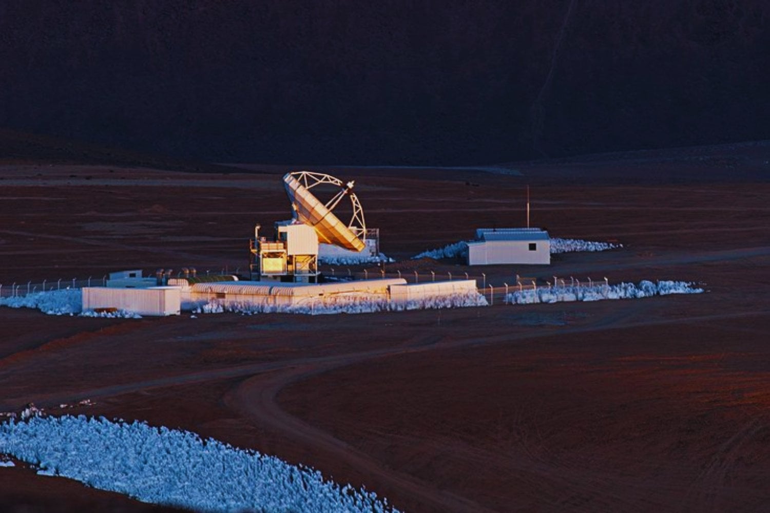La Luna podría convertirse en el mejor observatorio del universo: científicos proponen instalar radiotelescopios para ver agujeros negros como nunca antes