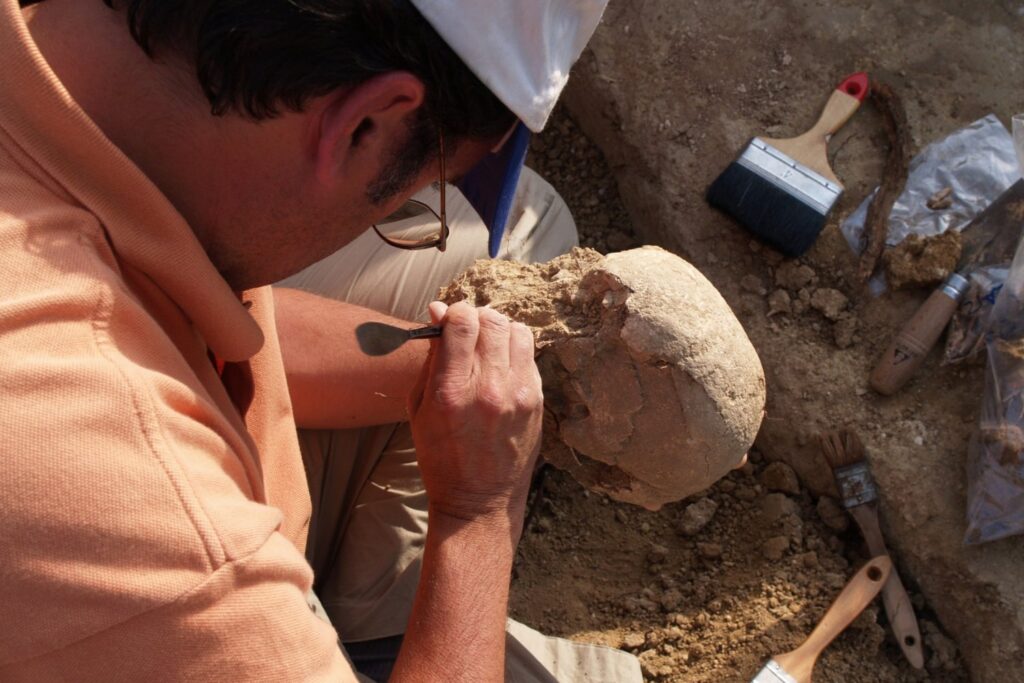 El dolmen de Menga escondía una historia mucho más reciente. El ADN de un enterramiento medieval revela la diversidad real de Al-Andalus