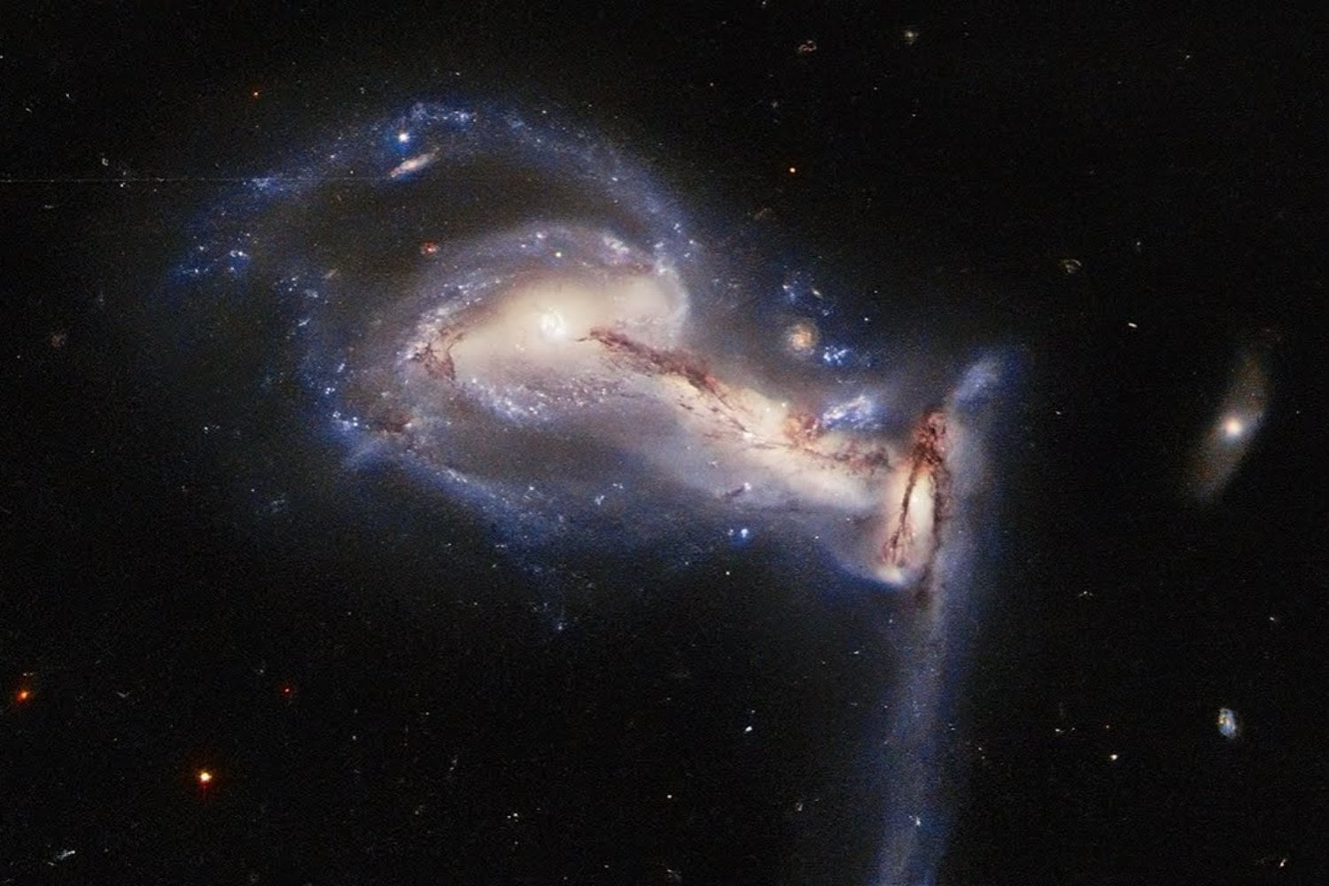 Nunca se había visto algo así en el universo cercano. Tres galaxias están fusionándose al mismo tiempo en una sola danza gravitatoria