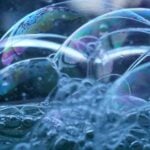 La espuma del jabón esconde una regla matemática inesperada. Los científicos descubren que se comporta igual que la inteligencia artificial