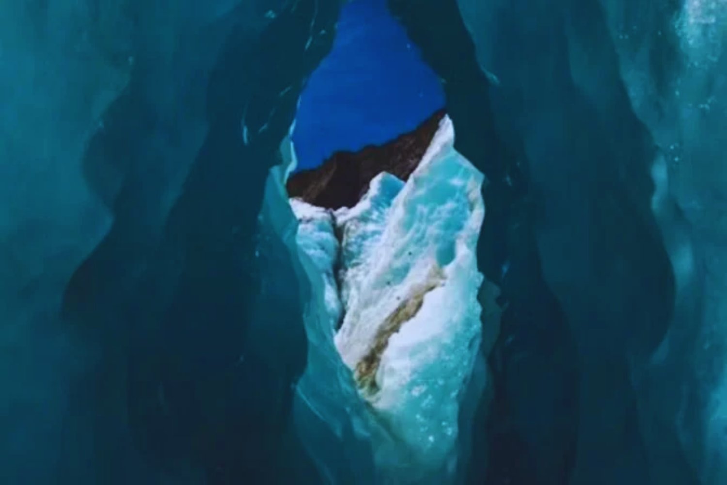 Para entrar en este glaciar hay que destruirlo un poco cada año. Seis millones de kilos de hielo. Cuatro semanas de trabajo. Y un túnel que no deja de encogerse