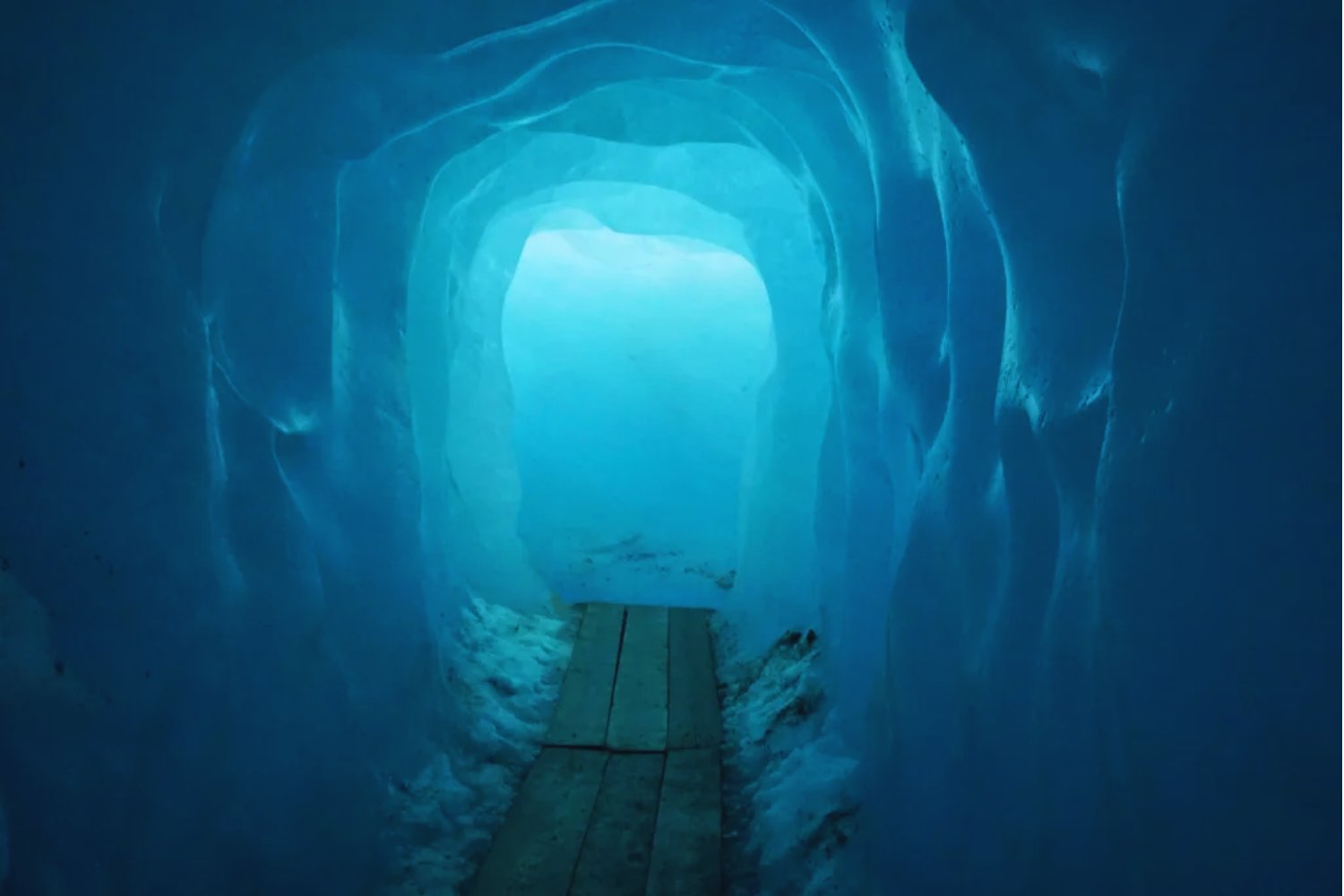 Para entrar en este glaciar hay que destruirlo un poco cada año. Seis millones de kilos de hielo. Cuatro semanas de trabajo. Y un túnel que no deja de encogerse