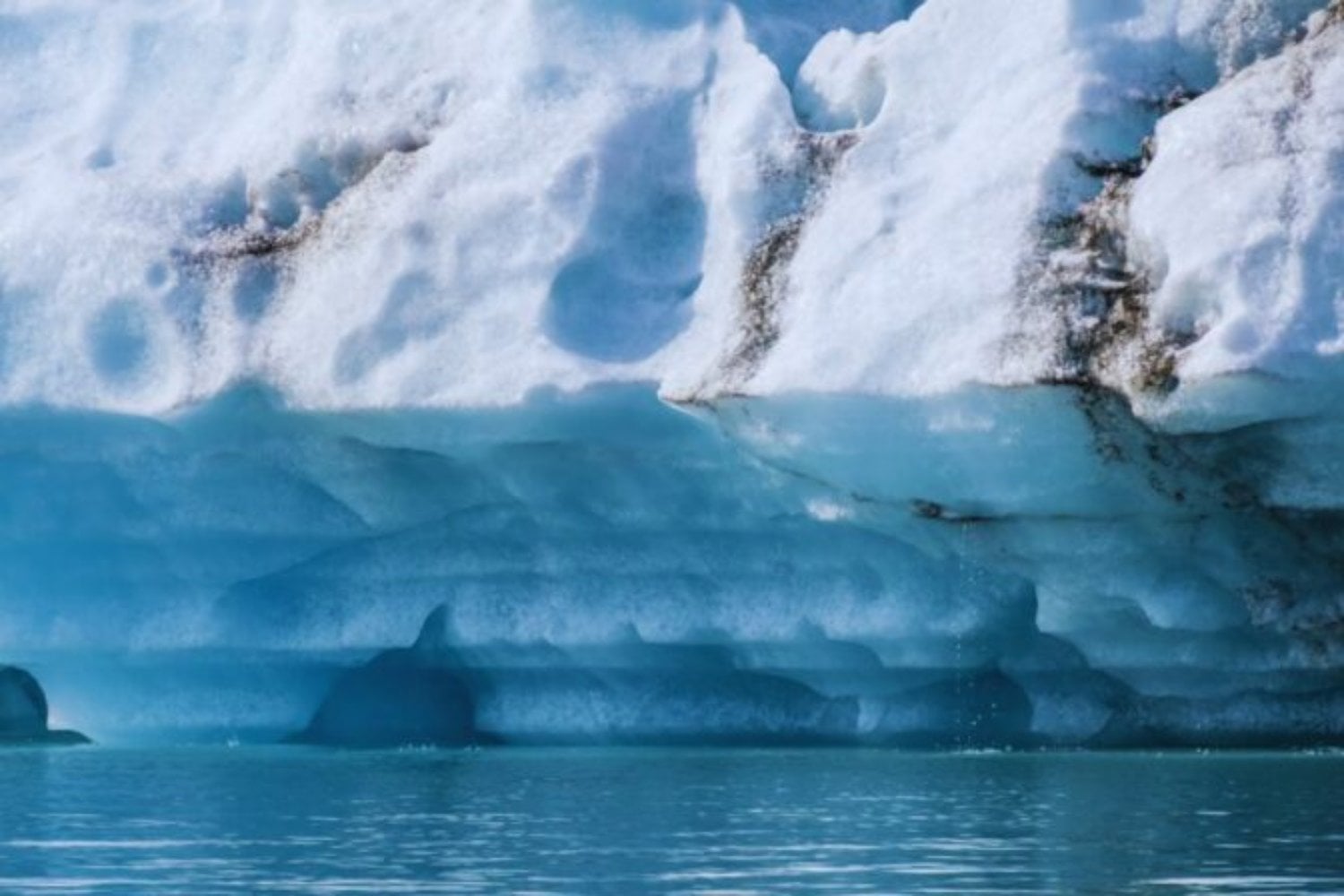 Bajo el hielo de la Antártida la Tierra se sacude y el océano responde. Terremotos en aguas profundas están cambiando la vida en la superficie