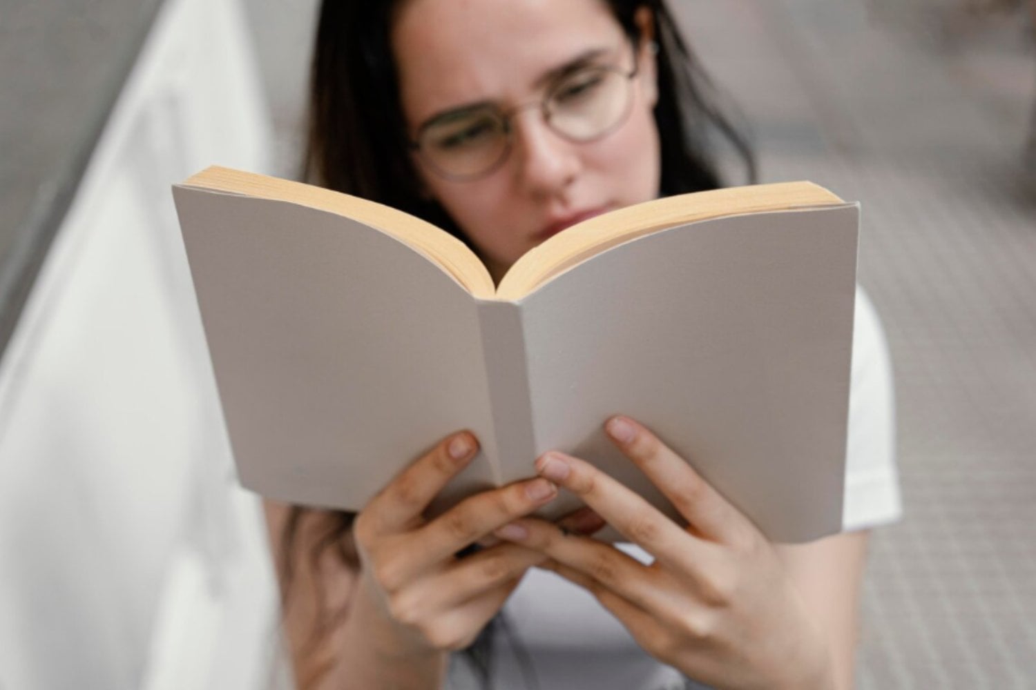 No, leer con poca luz no te deja ciego: mitos sobre la vista que la ciencia desmonta