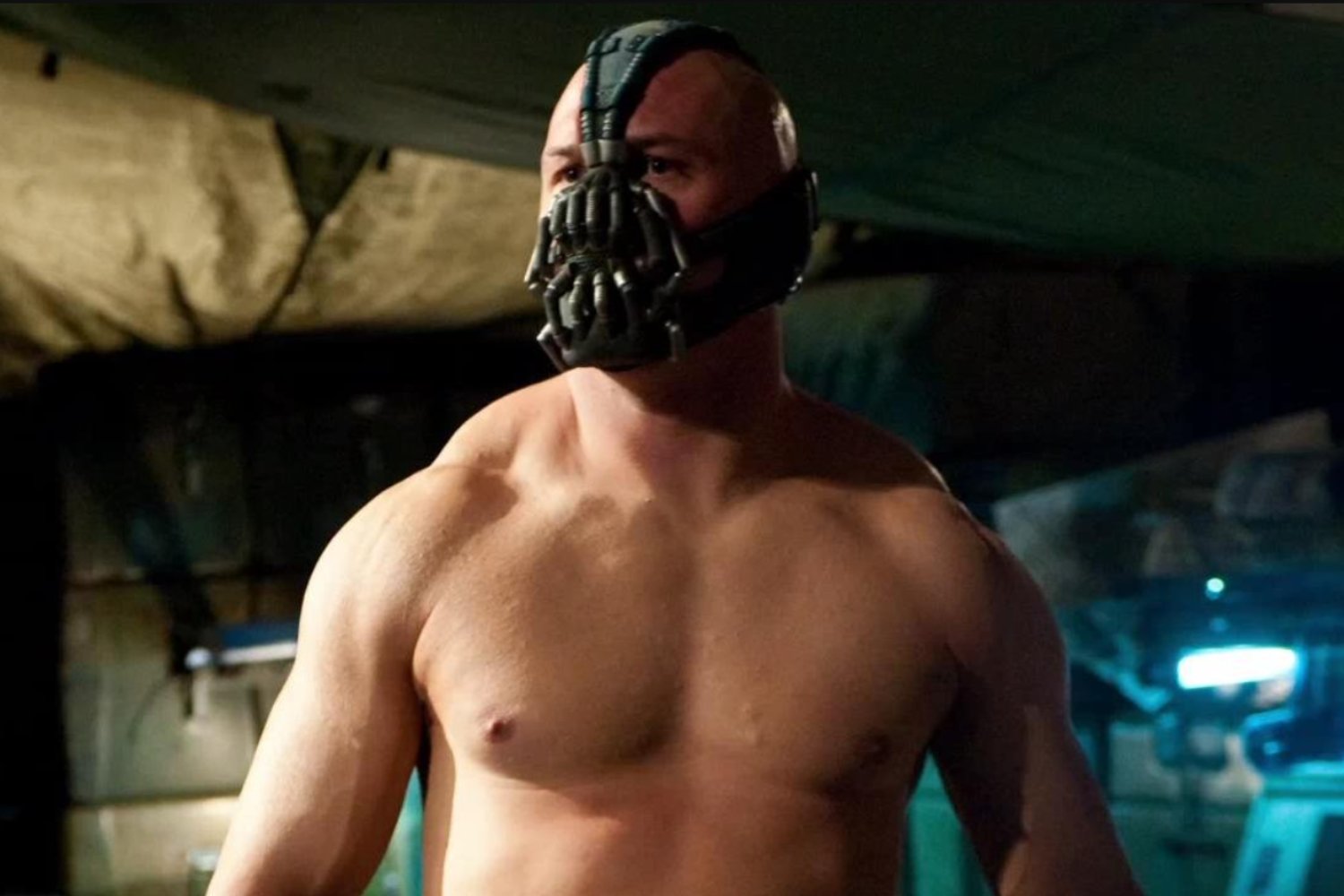 La extraña obsesión de Nolan con tapar el rostro de Tom Hardy