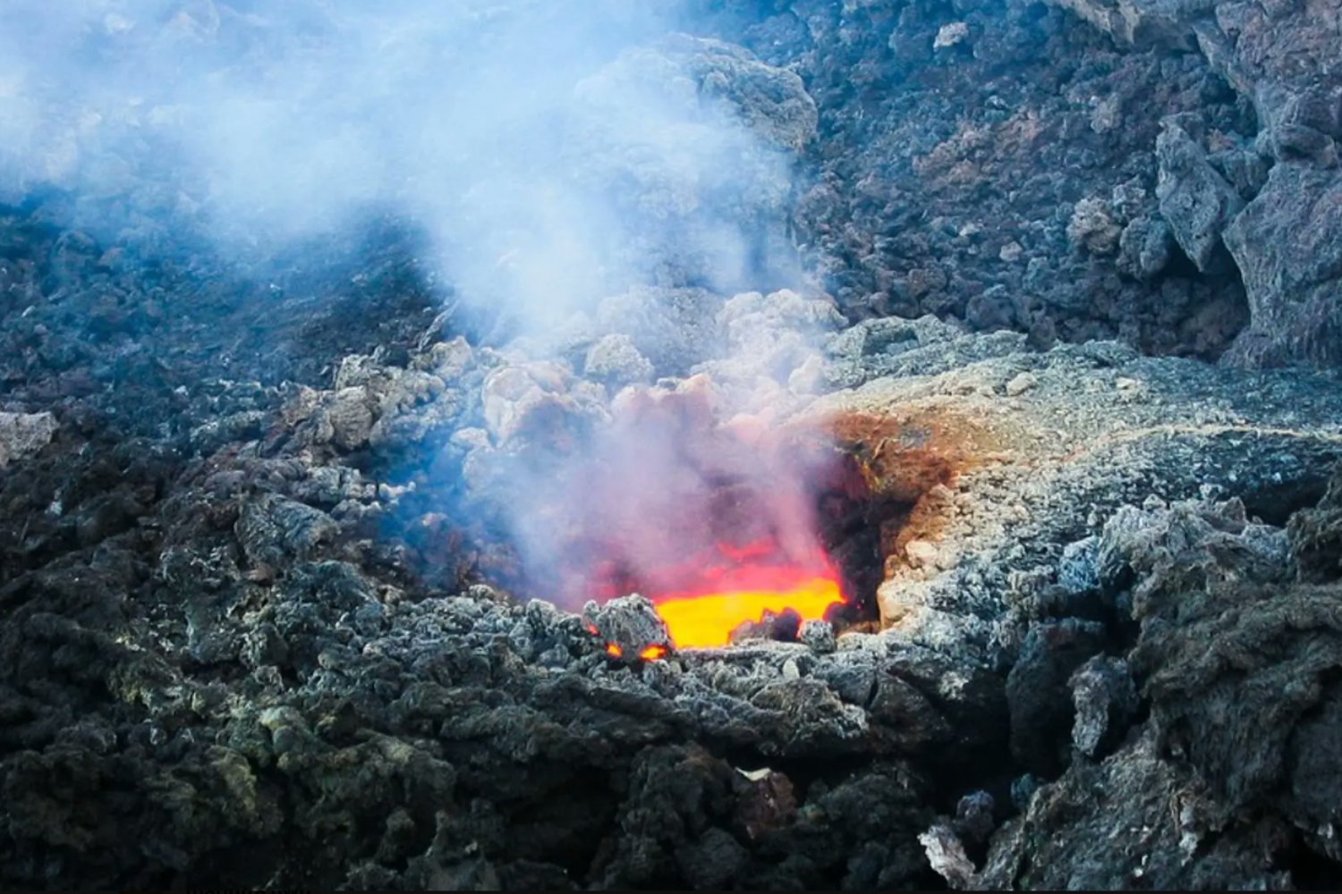 Una nueva herida se abre en el Etna: una boca eruptiva a baja altitud lanza lava hacia zonas habitadas