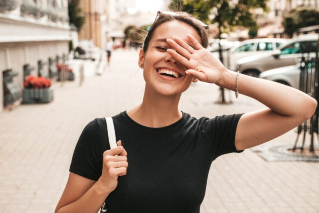 Por qué sonreír te hace parecer más confiable, según la psicología