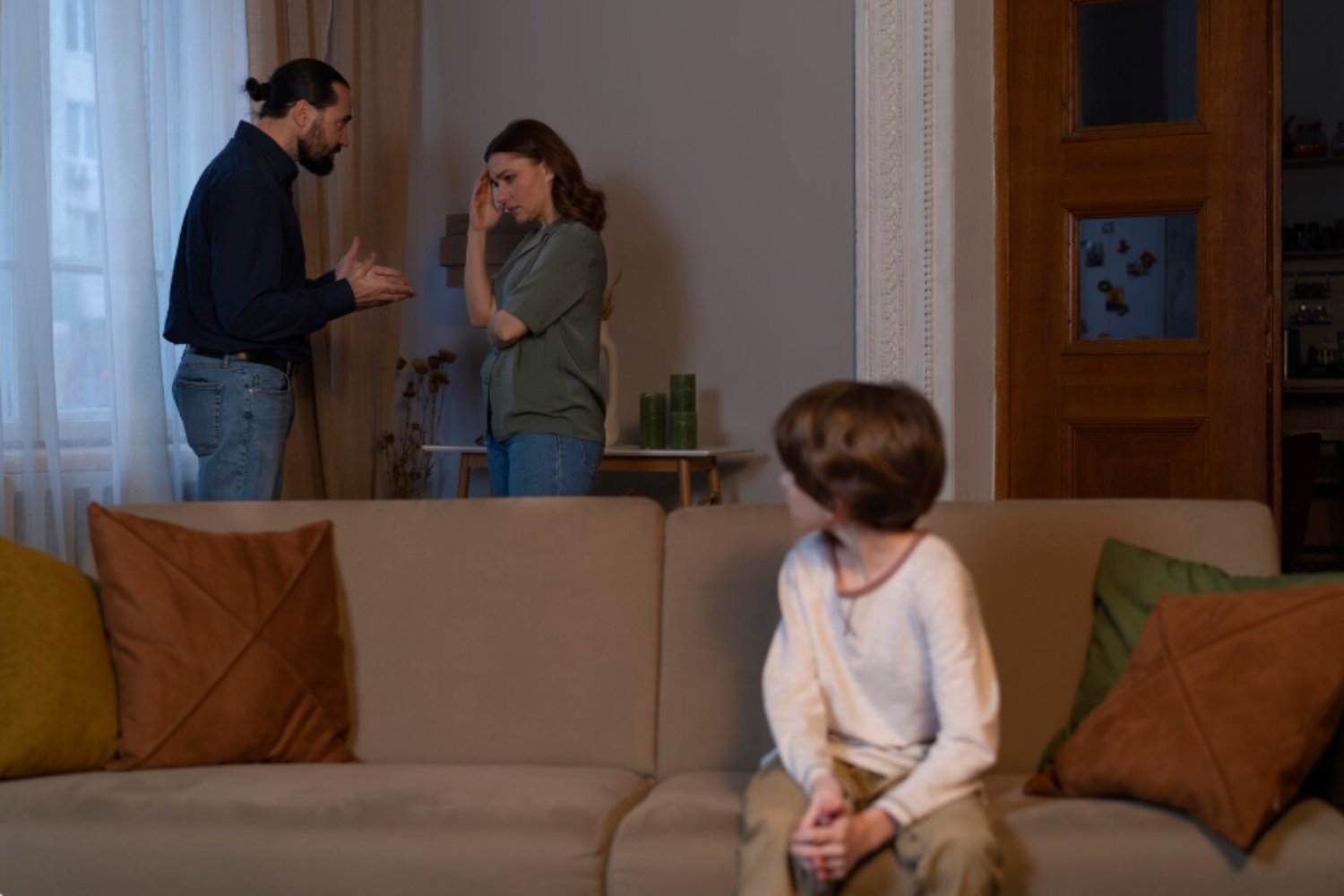 La huella invisible de crecer entre discusiones: cinco comportamientos que aparecen en la adultez