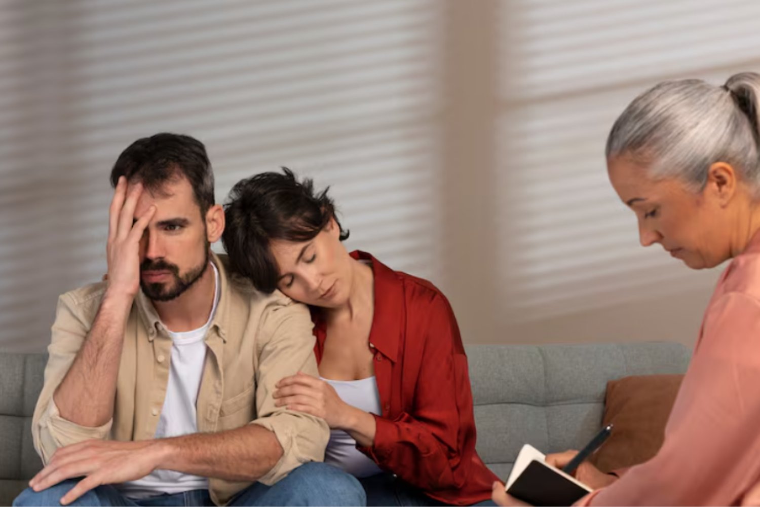 La huella invisible de crecer entre discusiones: cinco comportamientos que aparecen en la adultez