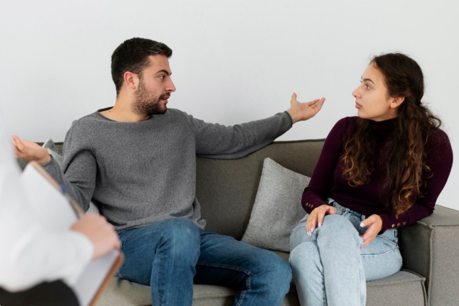 La huella invisible de crecer entre discusiones: cinco comportamientos que aparecen en la adultez