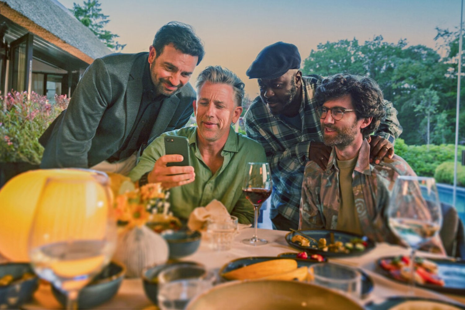 El fenómeno Machos alfa: cuatro remakes internacionales para seguir riéndote