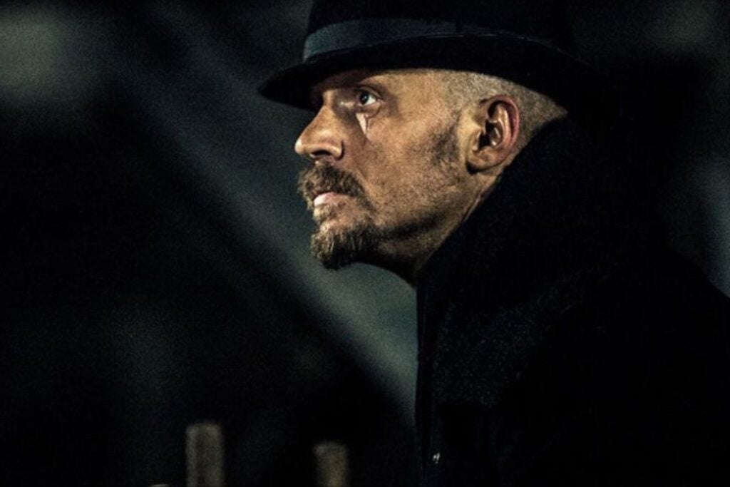 Es densa, oscura y brutal: el thriller histórico de Netflix que Tom Hardy convirtió en culto