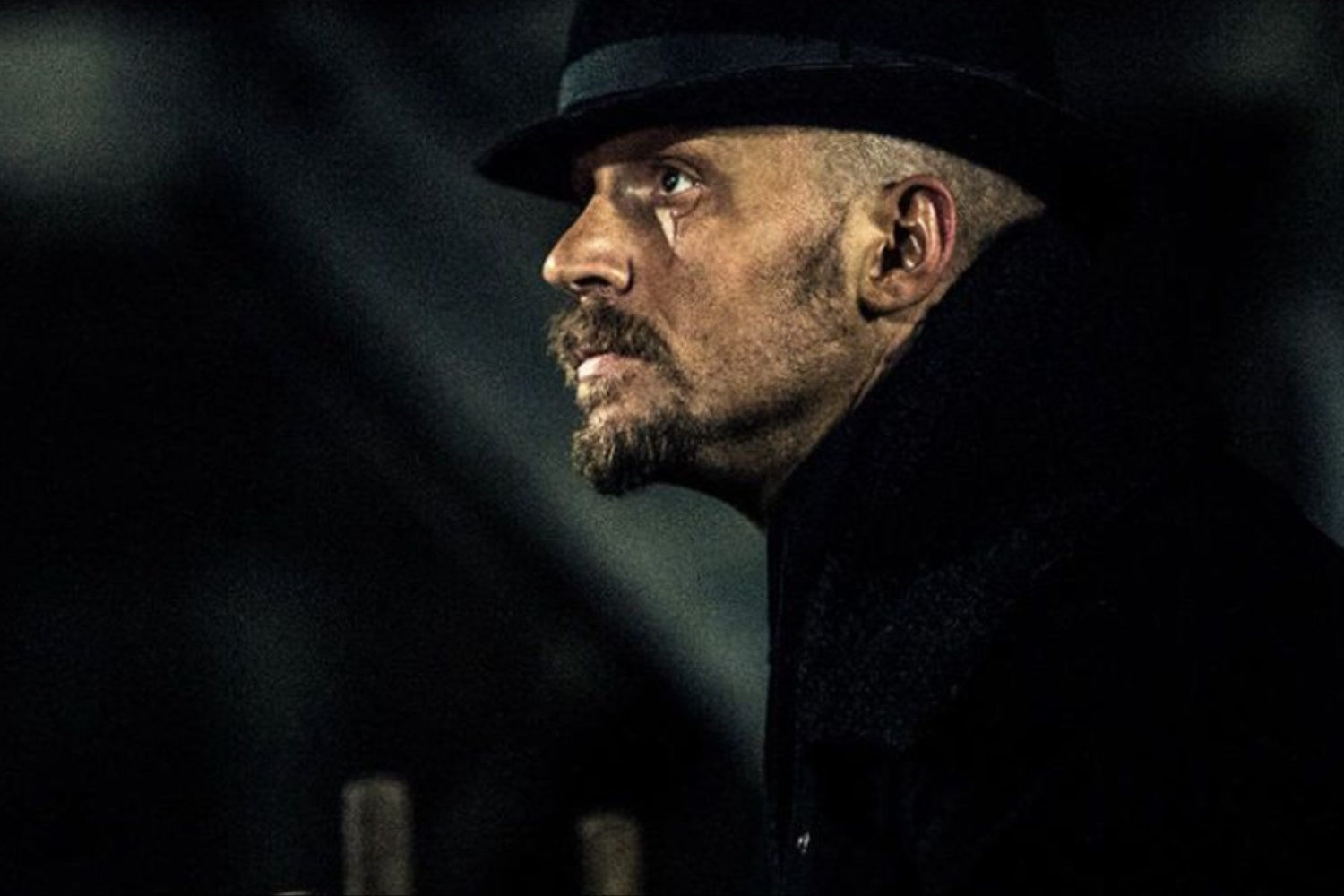 Es densa, oscura y brutal: el thriller histórico de Netflix que Tom Hardy convirtió en culto