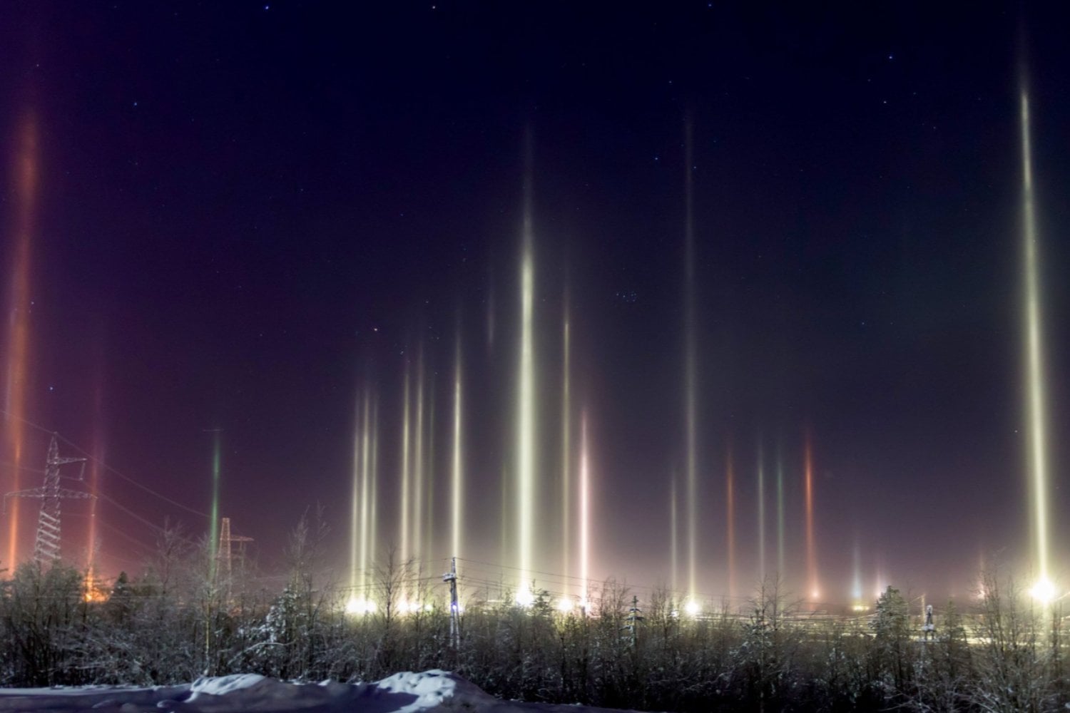 Pilares de luz iluminan San Petersburgo: el fenómeno óptico que aparece en las noches más frías