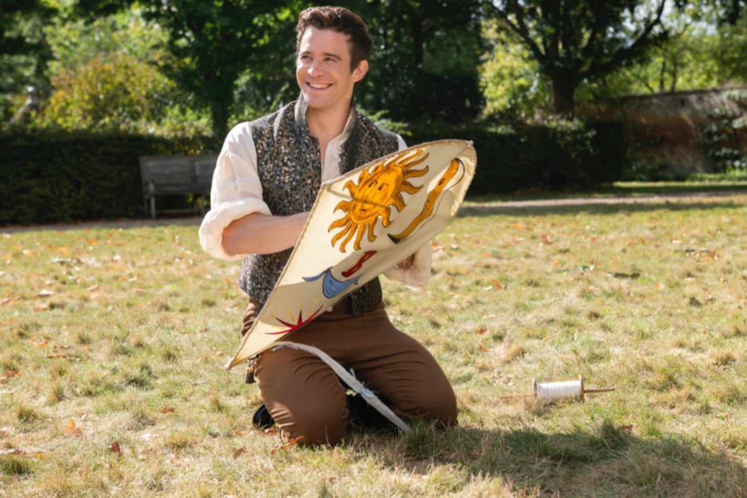 El nuevo protagonista de ‘Los Bridgerton’ rompe el molde y explica por qué Benedict es distinto a todos