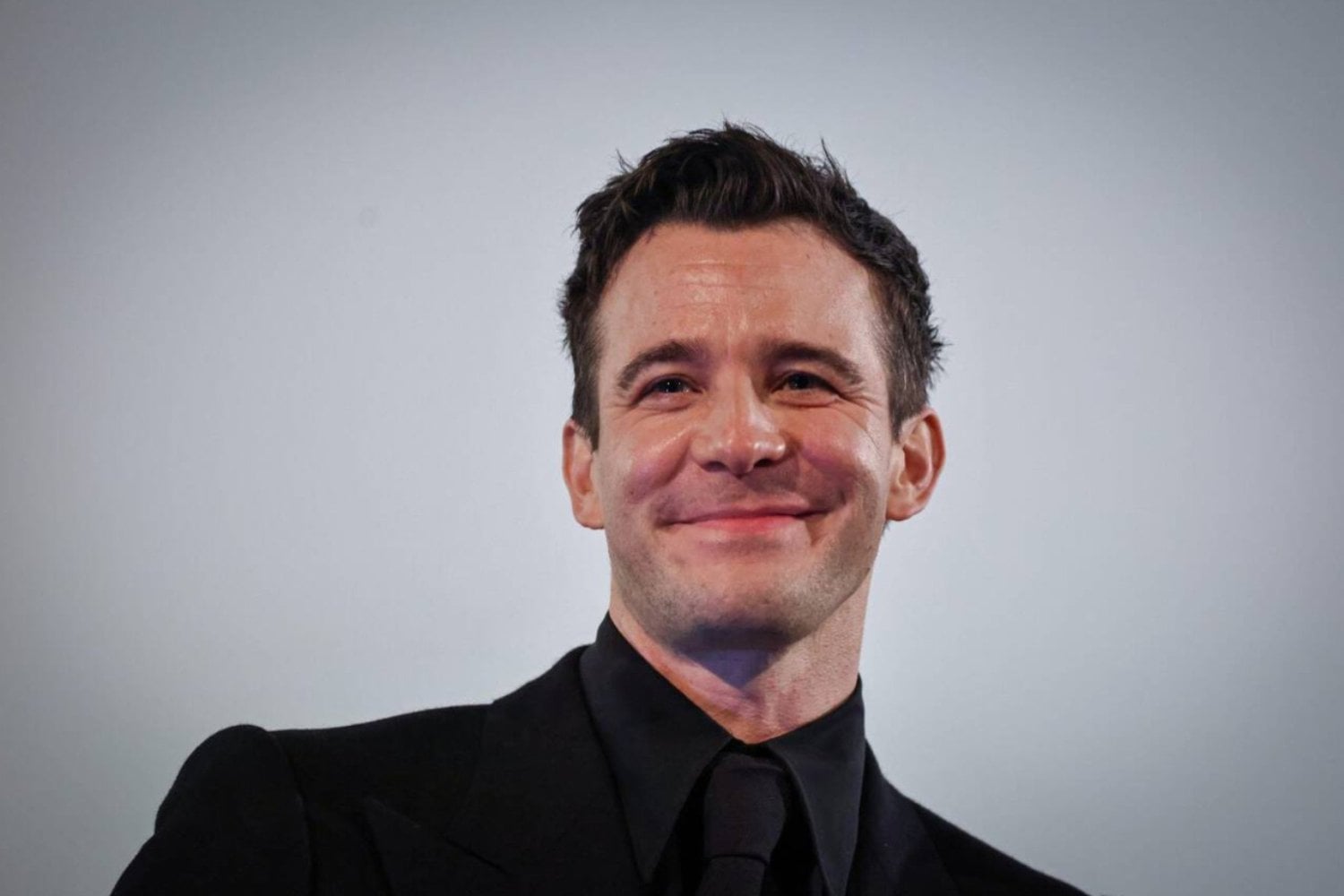 El nuevo protagonista de ‘Los Bridgerton’ rompe el molde y explica por qué Benedict es distinto a todos