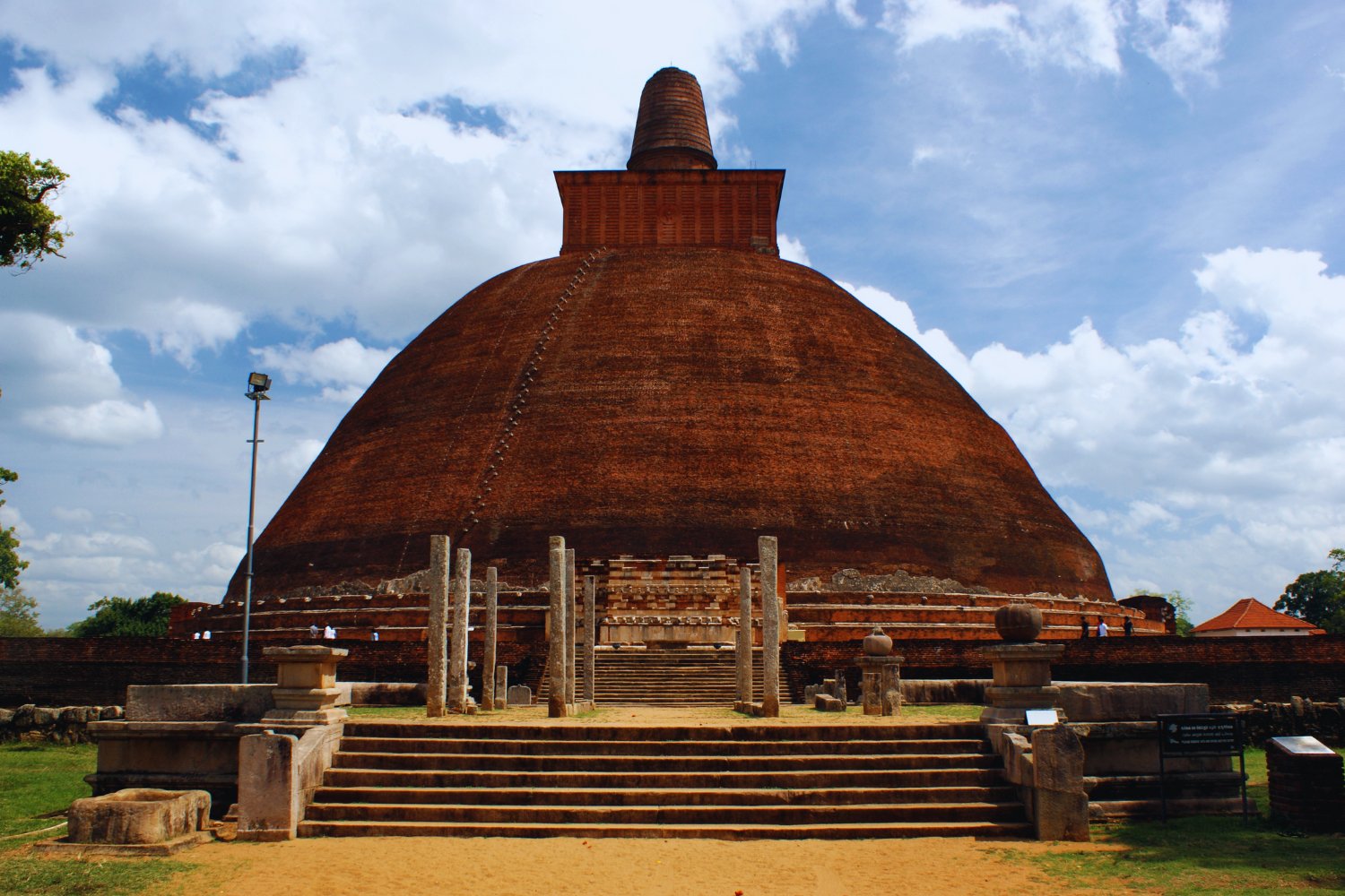 La burbuja de ladrillo que quiso ser eterna. La megaestructura del mundo antiguo que sobrevivió a imperios, selva y olvido