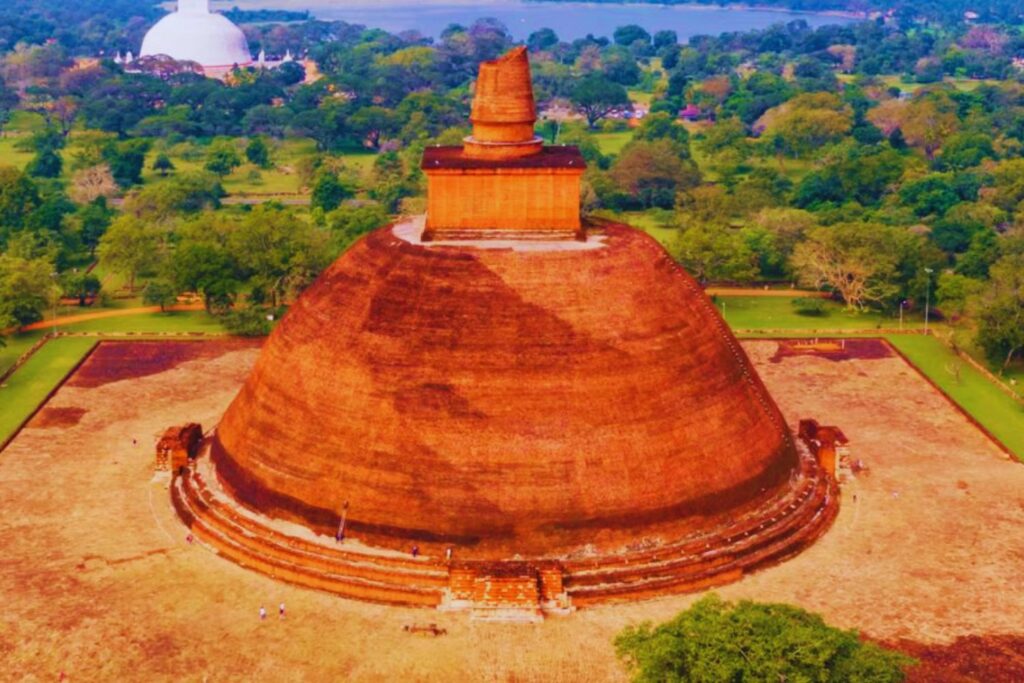La burbuja de ladrillo que quiso ser eterna. La megaestructura del mundo antiguo que sobrevivió a imperios, selva y olvido