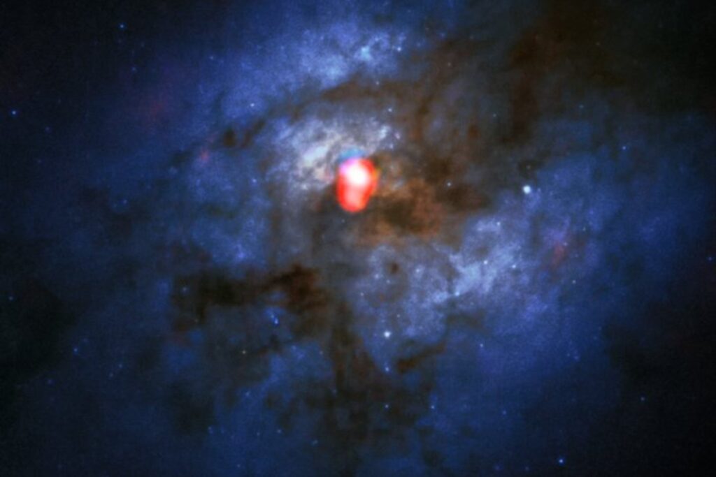 No son chorros caóticos ni explosiones al azar. Astrónomos descubren “autopistas” magnéticas que guían la materia fuera de las galaxias