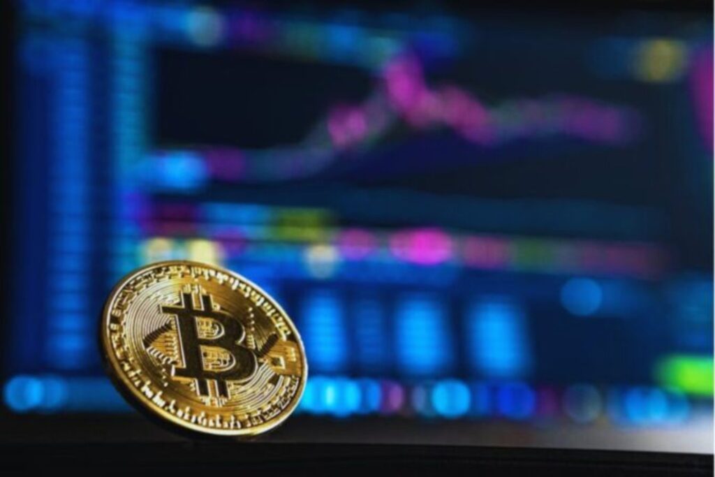 Bitcoin vuelve a compararse con el oro en plena corrección del mercado. JPMorgan explica por qué ahora la criptomoneda resulta más atractiva a largo plazo