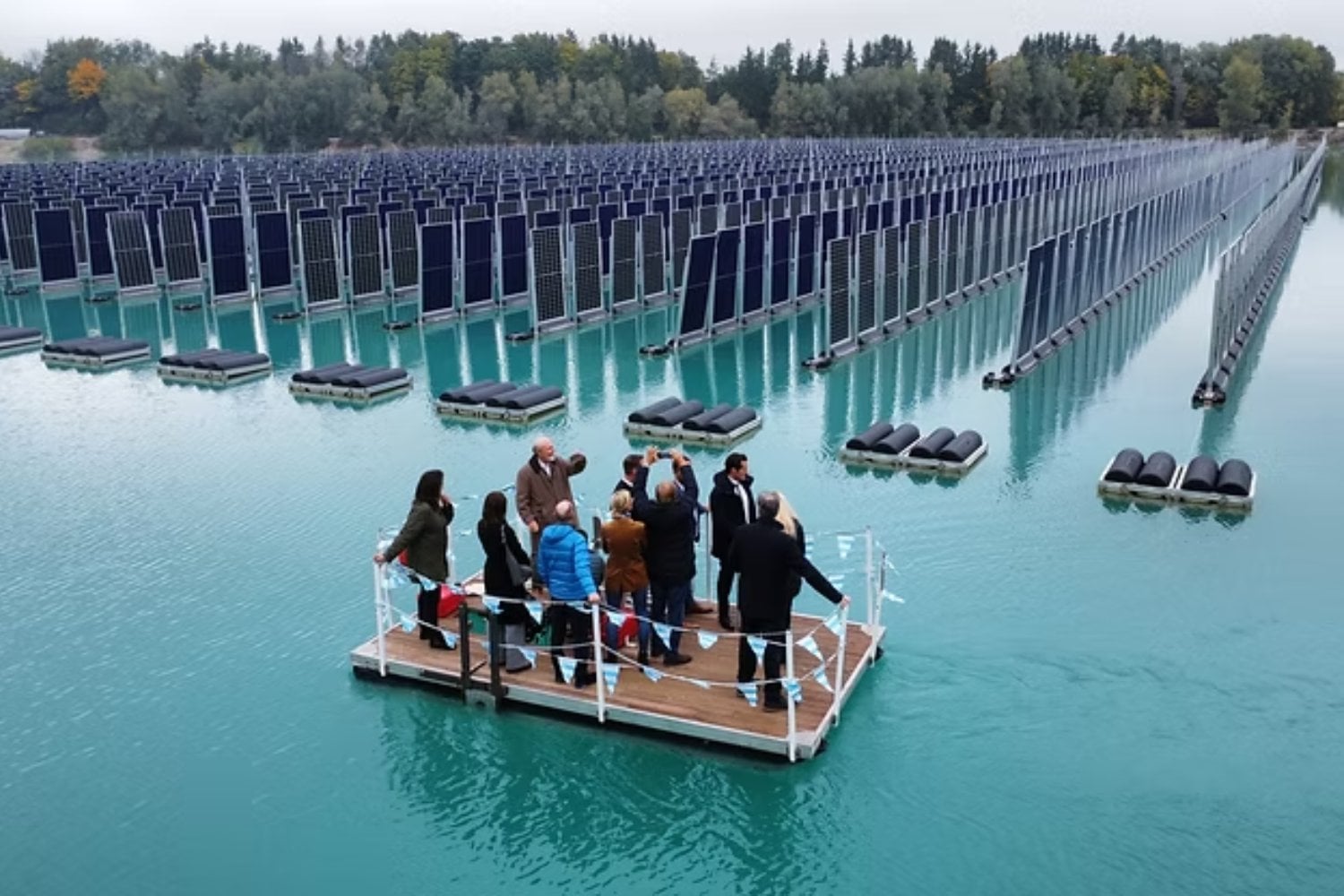 Alemania quiere acelerar la transición energética pero se ha quedado sin suelo libre. Su solución ha sido convertir lagos artificiales en parques solares flotantes