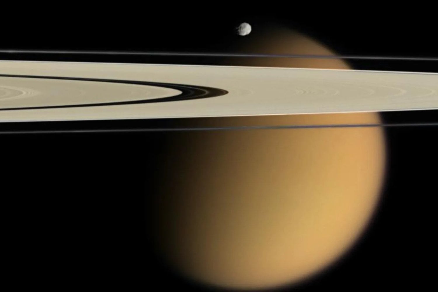 Titán podría no ser una luna “original” de Saturno. Nuevas simulaciones apuntan a que nació tras una colisión brutal entre antiguos satélites