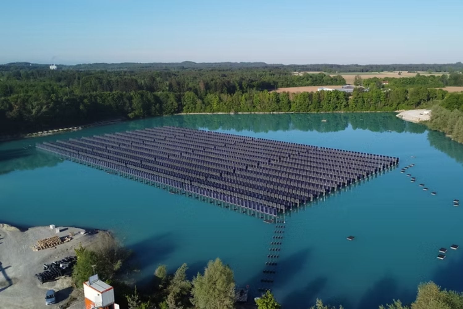 Alemania quiere acelerar la transición energética pero se ha quedado sin suelo libre. Su solución ha sido convertir lagos artificiales en parques solares flotantes