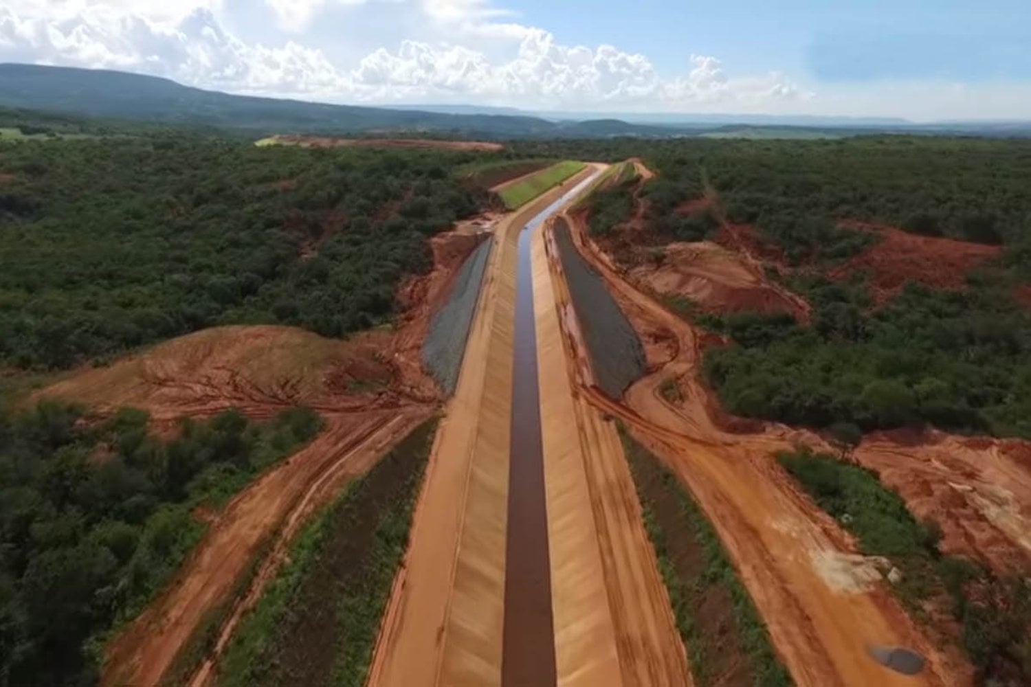 Brasil está construyendo un “río artificial” de más de 145 kilómetros para llevar agua al nordeste seco. Así funciona la obra que quiere cambiar el mapa de la sequía en Ceará