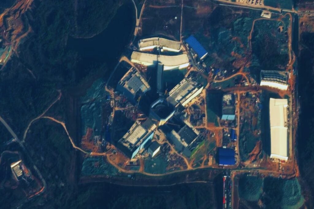 Las nuevas instalaciones nucleares de China ya se distinguen desde el espacio. Lo que revelan las imágenes satelitales sobre el giro estratégico de Pekín