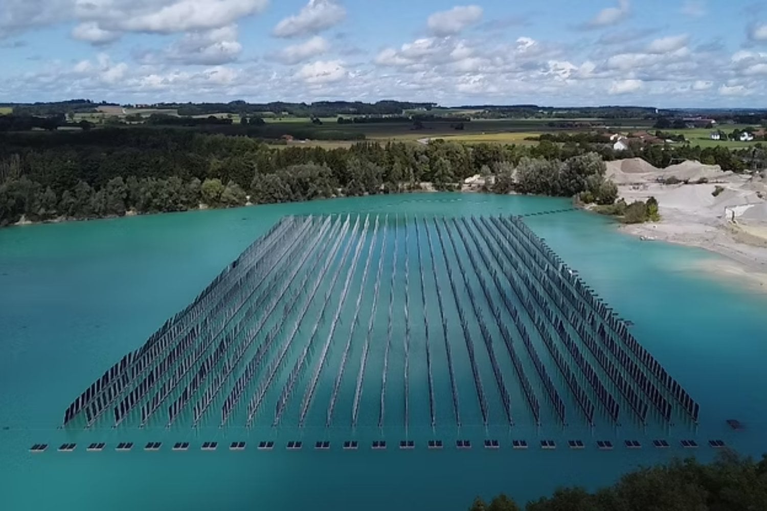 Alemania quiere acelerar la transición energética pero se ha quedado sin suelo libre. Su solución ha sido convertir lagos artificiales en parques solares flotantes
