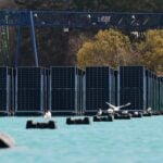 Alemania quiere acelerar la transición energética pero se ha quedado sin suelo libre. Su solución ha sido convertir lagos artificiales en parques solares flotantes