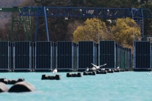 Alemania quiere acelerar la transición energética pero se ha quedado sin suelo libre. Su solución ha sido convertir lagos artificiales en parques solares flotantes