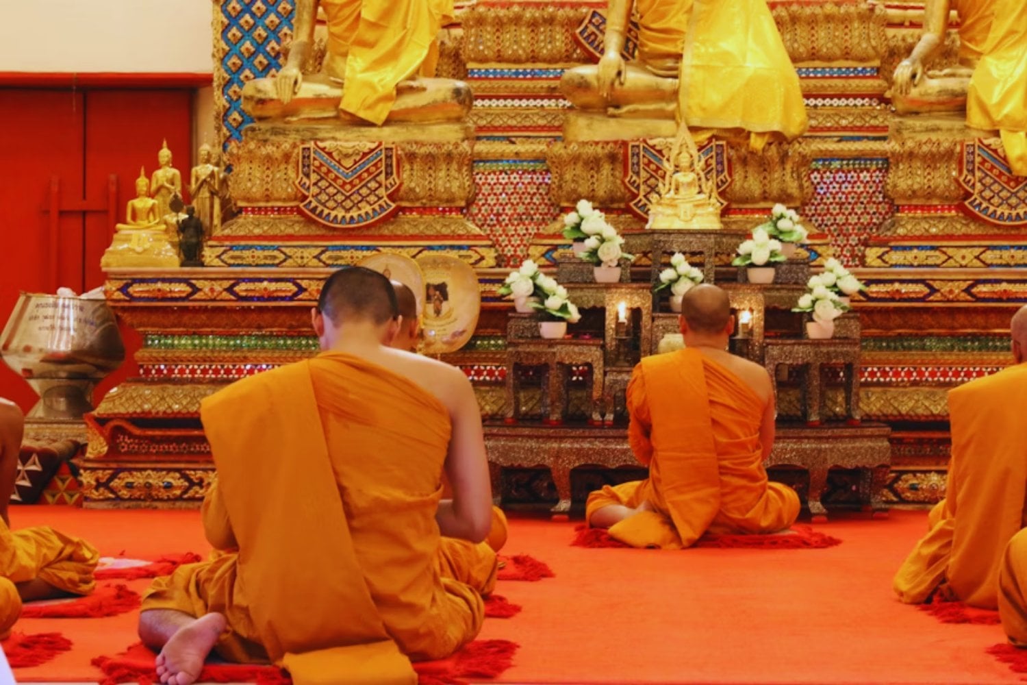 Los monjes no “desconectan” el cerebro cuando meditan. En realidad, activan dinámicas neuronales más ricas que en reposo