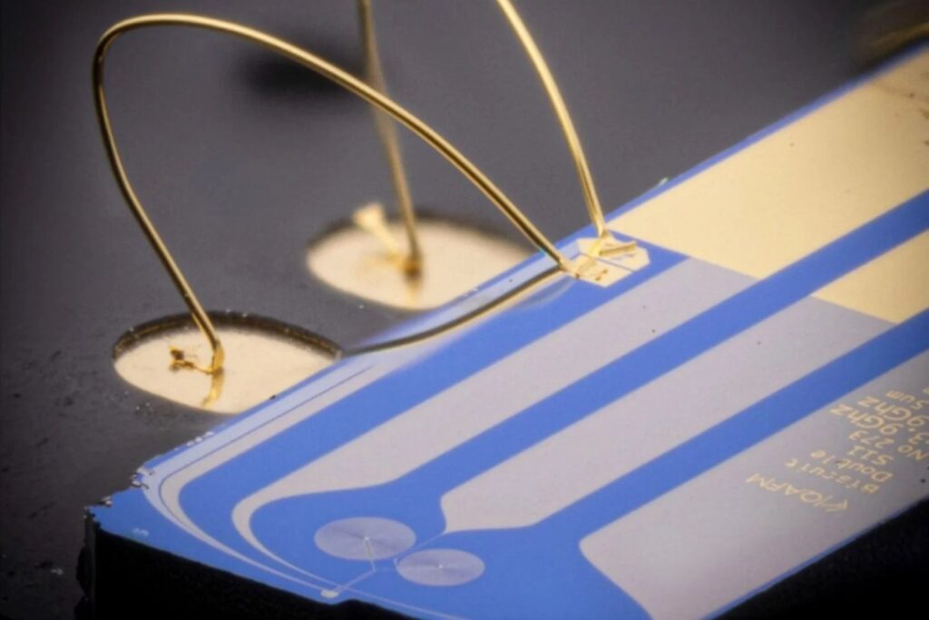 Un hueco de solo 32 nanómetros acaba de cambiar cómo medimos la realidad física. Y no necesita láseres ni frío extremo