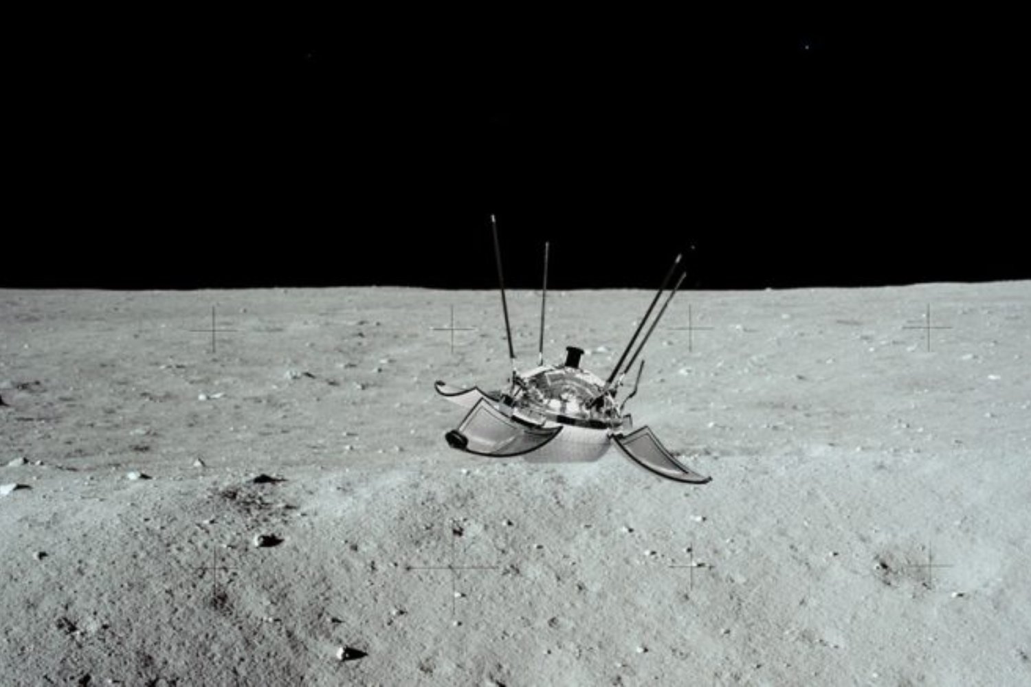 Creen haber encontrado los restos de una nave soviética perdida en la Luna desde 1966. Dos equipos apuntan a lugares distintos y el misterio sigue abierto