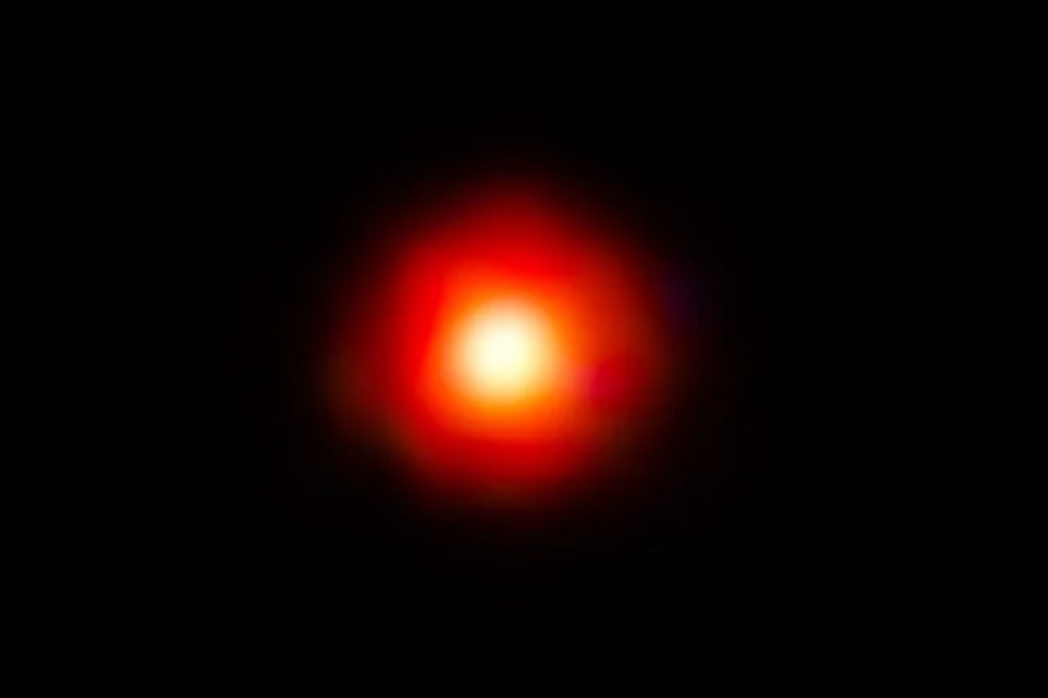 El James Webb nos mostró unos extraños puntos rojos en el universo joven. Ahora podría haberse desvelado qué se esconde realmente detrás de ellos