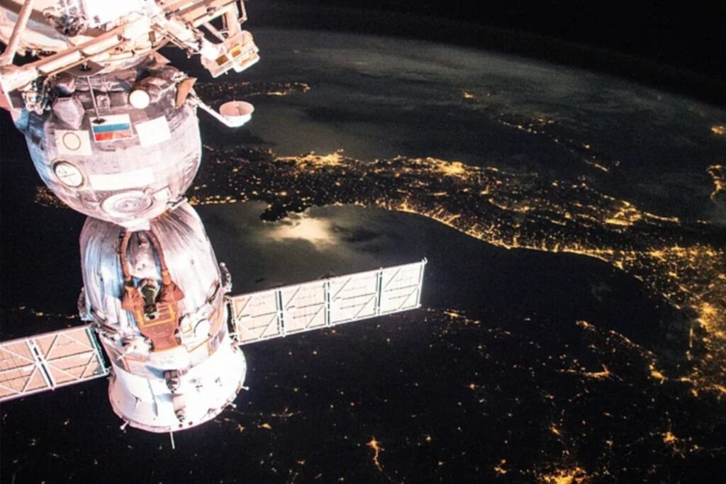 Dos satélites rusos llevan años “pegados” a redes europeas en órbita. Por qué la UE teme que sus comunicaciones hayan sido interceptadas