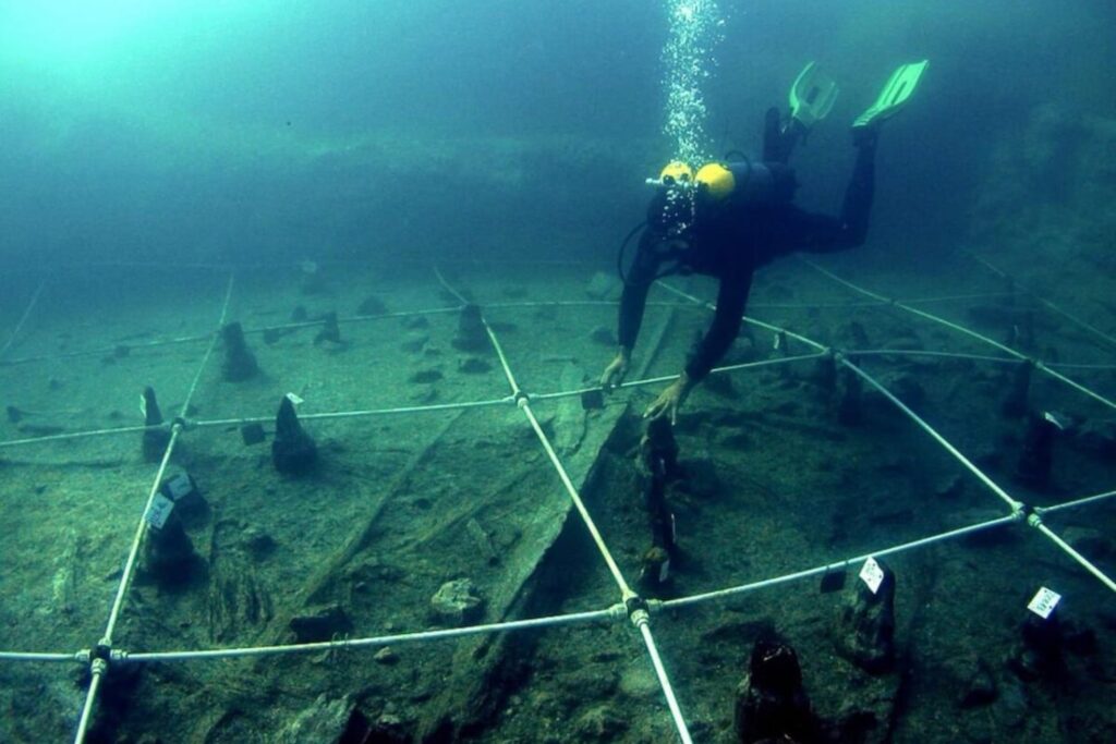 Un poblado neolítico sumergido devuelve 19 arcos intactos del fondo del lago. Por qué este hallazgo cambia la imagen de los primeros agricultores del Mediterráneo