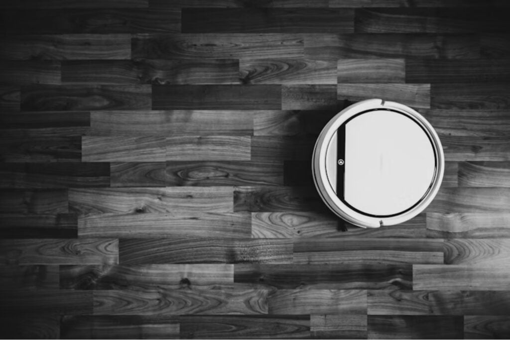 Un hombre quiso controlar su robot aspirador con un mando y acabó conectado a 6.700 hogares. El incidente que expone los riesgos del hogar conectado